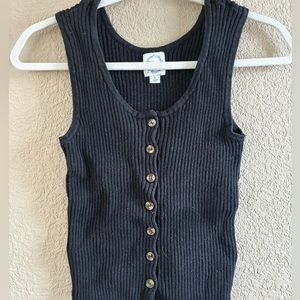 Knit tank with thick straps and buttons in the middle